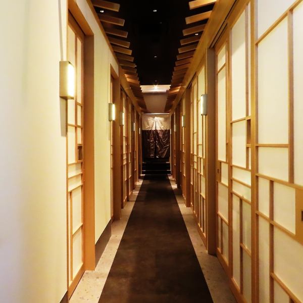 【個室席】仕切りのあるテーブル席は夜景が見渡せるテーブルです。誕生日や記念日等のサプライズご演出もサポートいたします。《接待、デート、女子会等》黒毛和牛のしゃぶしゃぶでディナーコースをお楽しみ頂けます。