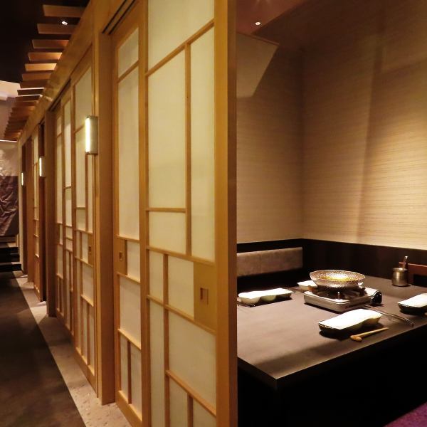 【和モダン空間】店内見渡せる暖かい照明の広々空間と個室テーブル席、小規模から中規模まで様々なシーンのお食事をお楽しみいただけます。