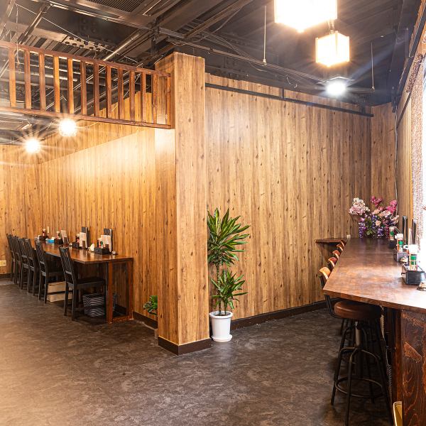 うなぎ店ですが、焼き鳥もご用意しています。カウンター席もあるのでお一人様も大歓迎です。隣の人と密接しているようで、絶妙にプライバシーが守られて、都会のノイズから抜け出して、でも完全に断絶されない。日常からほんの少しだけ距離の取ることが出来る、大人の自由な時間です。