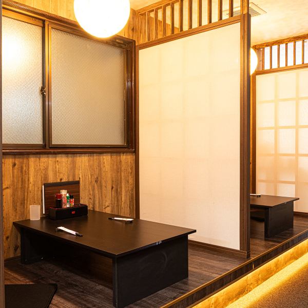 家族や友達との特別な時間を過ごすのにぴったりな個室が用意されております。2名様と4名様の部屋があり、デートや大切なイベントにも最適です。2階席もあり、落ち着いた雰囲気でくつろげます。宴会コース全8品5280円(税込)～ご用意しており、貸切も事前にご相談いただけましたら対応できます。