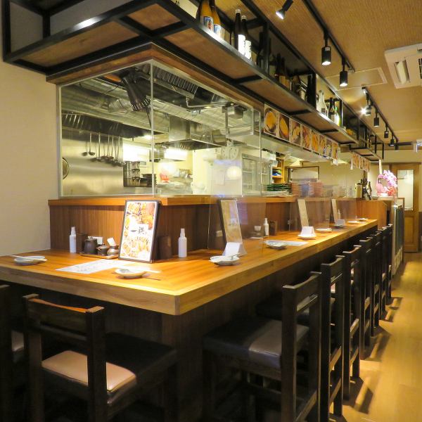 [For a quick drink after work ☆] At the counter seats, you can enjoy your meal while enjoying cooking right in front of you.You can feel free to enjoy your meal even by yourself ♪ Ideal for dates! Please use it! <Okachimachi / Ueno / Yakitori / Meat / Local chicken / Skewers / Izakaya / Banquet / Seafood / Sake / Beer / Banquet / Pot / Entertainment>