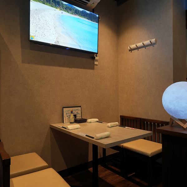 【落ち着いた雰囲気の店内】お一人様も気兼ねなくご利用いただける落ち着いた空間。大人数でのご宴会やパーティーにも柔軟に対応可能です。特別な日を祝うための集まりや、ビジネスの懇親会など、どのような用途でもお気軽にご相談ください！心地よい空間で、素敵なひとときをお過ごしいただけます。