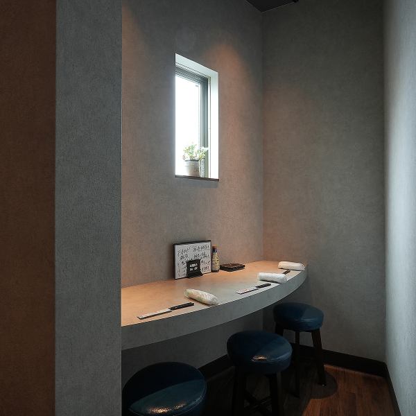 【2～3名様用の個室も完備】落ち着いた雰囲気の店内なので、仕事帰りにも気軽に立ち寄ることができます。また、2～3名様用の個室もご用意しており、周囲を気にせずプライベートな時間を楽しむこともできます♪デートや友人との集まり、女子会など様々なシーンでご利用ください。