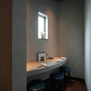 【完全個室】2～3名用の個室を完備しており、プライベートなご利用にもおすすめ。店内は落ち着いた雰囲気で、まさに大人の隠れ家。仕事帰りやご宴会など幅広いシーンでご利用いただけます。心地よい空間で、素敵なひとときをお過ごしください。