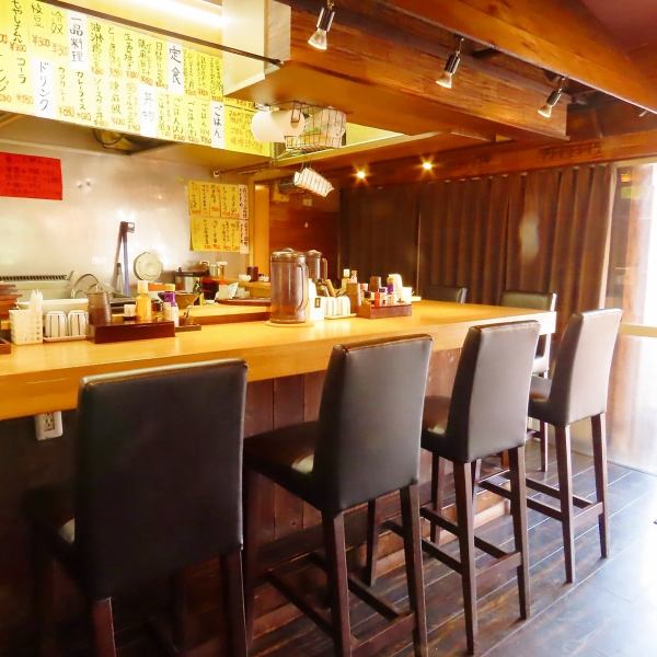 調理の音や香りを間近に感じながら、店主との会話も楽しめる人気のカウンター席。仕事帰りの一杯や、さくっと食事したい時にも最適です。おひとり様でも気兼ねなく過ごせる雰囲気で、常連さんにも愛される居心地の良さが魅力です。