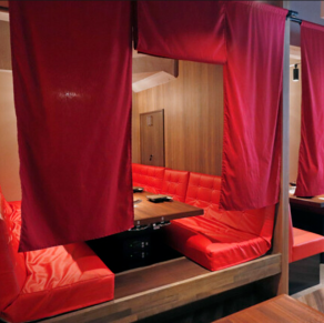 A private room with a sunken kotatsu that can accommodate 6 to 10 people.