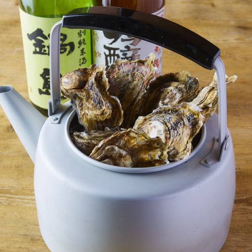 There are also some unusual dishes, such as kettle-steamed oysters with shells.