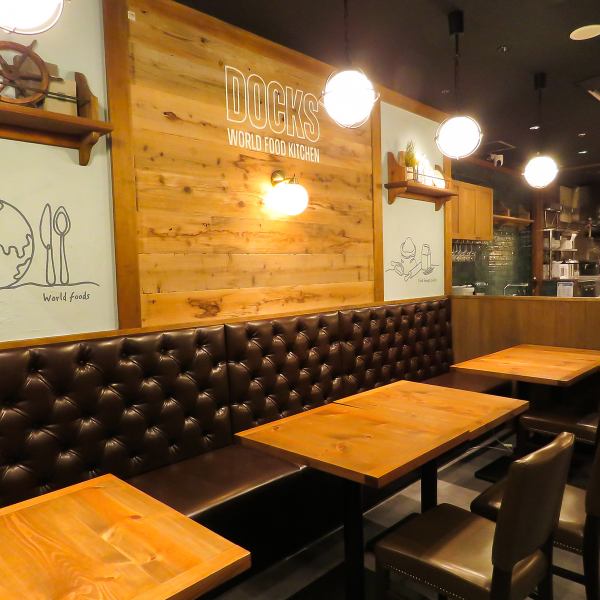 “Cafe time”明亮而时尚，是闺蜜聚会或亲子聚会的理想场所。从允许携带宠物狗的露台座位，到可根据人数调整布局的餐桌座位，我们应有尽有。露台座位8个，店内座位39个。