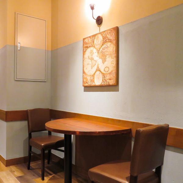 这张双座餐桌的距离恰到好处，方便您边吃饭边聊天！这里非常适合午餐、小酌一杯或享用一顿休闲晚餐。如有空位，也可当天预订。白天可以享用用LITTLE BY LITTLE面包和咖啡制作的美食，晚上则可以享用以玉米饼为主的美味各国料理和美酒。