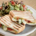 ホットサンド　バジル＆モッツァレラ