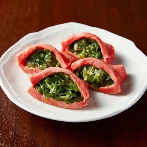 【当店名物・職人仕込みの逸品】じっくり香ばしく焼き上げる『厚切りねぎ包みタン』～レモンと岩塩で～