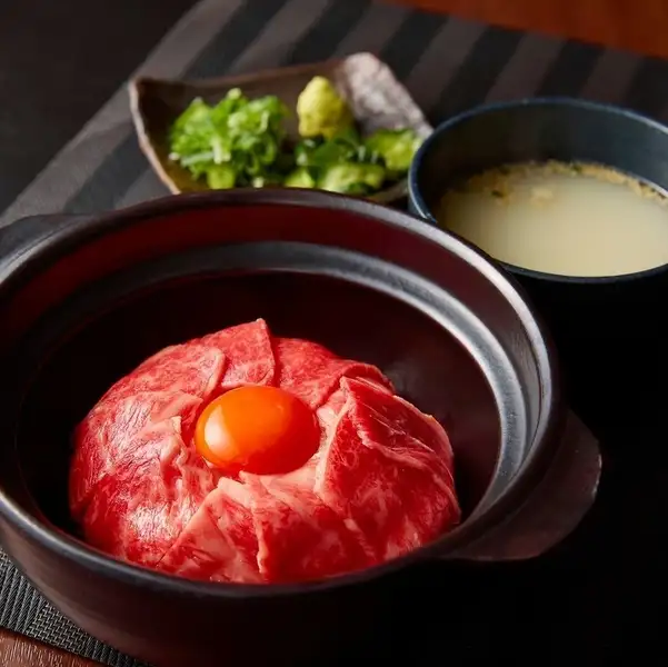 【卓上で仕上げるライブ感】目の前で炙る香ばしさと旨味！〆はお茶漬け風で楽しむ『炙りユッケ丼』