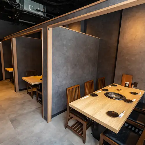 3階に個室が6名×3部屋あります。ご利用ご希望の方は、リクエスト予約でご連絡ください。