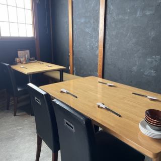 少人数でゆったりおしゃべりできるテーブル席もございます！