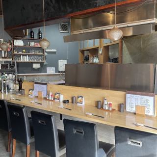 お一人でもご利用しやすいカウンター席完備