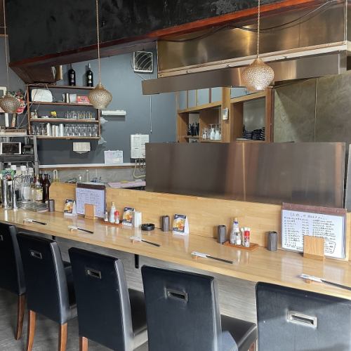 お一人でもご利用しやすいカウンター席完備