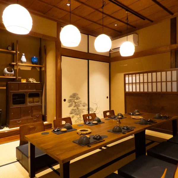 【特別な宴会を演出する空間】2階の個室は最大12名様まで貸切利用が可能で、特別な宴会にぴったりです。また、1階個室も完備し、少人数からのご利用にも対応しています。