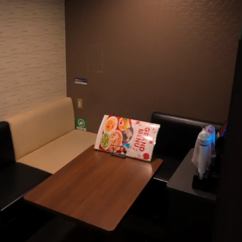 2～4名で利用できる少人数向けの席は、落ち着きのある空間で居心地も抜群。プライベートな会話を楽しみながら、食事やカラオケも快適に過ごせます◎個室仕様なので周囲を気にせず利用できるのがポイント。友人同士やカップルにおすすめの空間です。全室DAM完備で歌う楽しさも充実☆