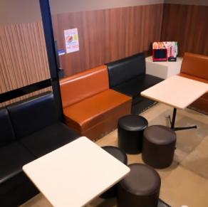 【最大25名様対応の大型パーティールーム】 大人数での二次会や会社宴会に最適な広々としたお部屋です◎シックで落ち着いた内観は、一体感を持って盛り上がれるレイアウトになっております。最大25名様まで収容可能なので、サークル活動や打ち上げなど、大人数でのイベントにぜひご利用ください♪