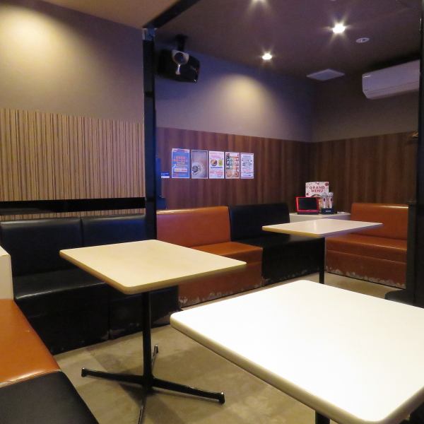 最大25名まで対応可能な広いルームは、大人数の宴会やパーティにピッタリ◎全室DAM完備で高音質なカラオケを思う存分楽しめるのも魅力です。余裕のある広さと快適な座席で、思い切り盛り上がれる環境を整えています★全室加熱式タバコOKなので、愛煙家の方にも安心してくつろいでいただけます！