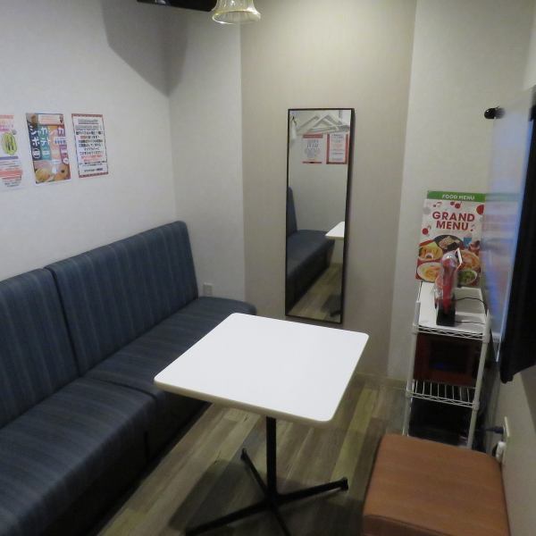 2～4名で利用できる少人数向けの席は、落ち着きのある空間で居心地も抜群。プライベートな会話を楽しみながら、食事やカラオケも快適に過ごせます◎個室仕様なので周囲を気にせず利用できるのがポイント。友人同士やカップルにおすすめの空間です。全室DAM完備で歌う楽しさも充実☆