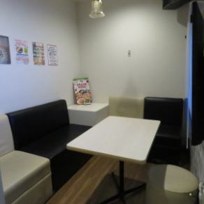 【小包间，适合小型聚会和约会】这间干净舒适的私人包间是2至6人的理想之选。配备最新的DAM卡拉OK系统，您可以在自己的私人空间享受卓越的音质。由于所有房间都允许使用加热烟草制品，吸烟者可以悠闲地聊天唱歌，而无需离开座位，这是一个很大的优势！