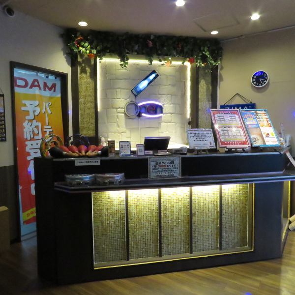 一宮駅前という好立地でアクセス良好！店内は明るく清潔感のある空間で、全席個室スタイルを採用。DAMの最新機種も導入済み☆全室加熱式タバコOKで、愛煙家の方にも配慮された環境です。さらに駐車場完備で車での来店も安心。学生割引やシニア割引などお得な特典も充実♪便利さと快適さを兼ね備えたお店で過ごす時間を。