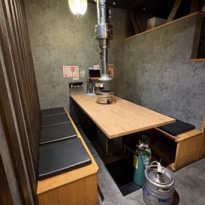 ＜6名様向け＞高い背もたれで隔てているので周りを気にせず食事を楽しめます。8名席もございます