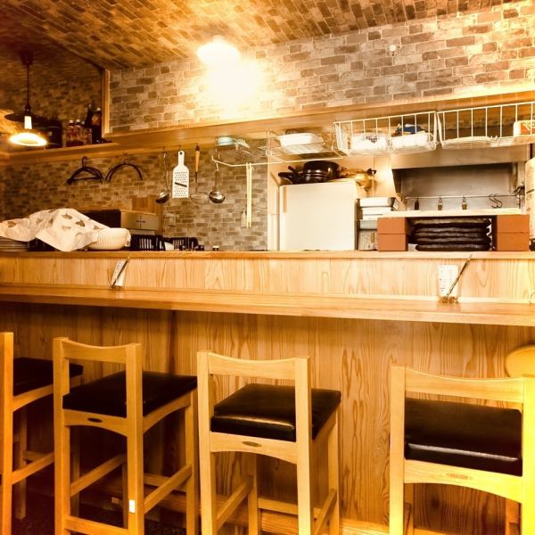 可以感受到木頭溫暖的吧台座位雖然是日式風格，但磚牆營造出休閒的氛圍。餐廳的設計旨在讓您輕鬆享用日本料理而不會不知所措。