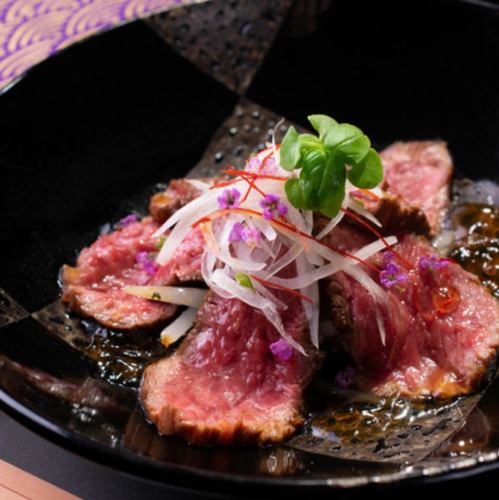 店主厳選の赤城和牛を使用した肉料理の数々【赤城和牛のたたき】時間をかけて火入れする肉質は最高です！