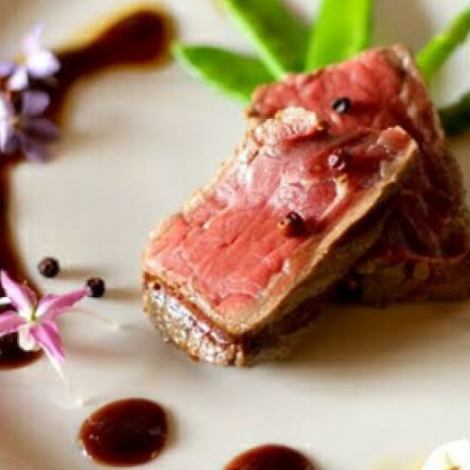 店主厳選の赤城和牛や国産の駝鳥、河内鴨を使用した肉料理の数々、時間をかけて火入れする肉質は最高です！