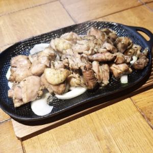 Charcoal-cooked grilled chicken thighs