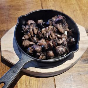 Charcoal-covered grilled gizzard