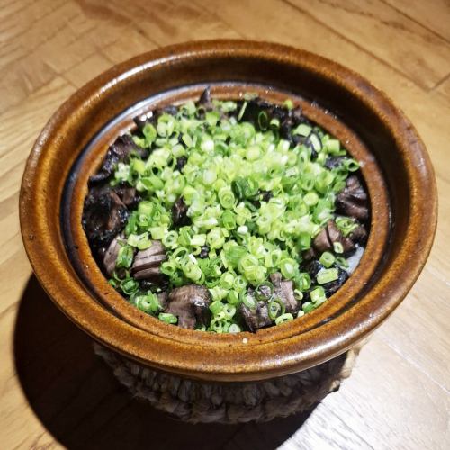 鶏の炭まみれ土鍋ご飯