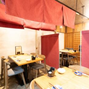 仕切りを設けることが出来るので半個室の雰囲気でお楽しみいただけます。