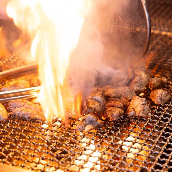 【 炭焼鶏】炭火の炎が舞う、豪快な焼き上げ！