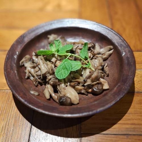 キノコの炭焼き香ばしソテー
