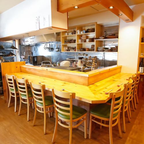 <p>≪店内雰囲気≫落ち着いた和の雰囲気が漂う店内。木の温もりを感じられるカウンター席は、店主との会話も楽しめる人気のお席。テーブル席も完備しており、ご友人やご家族との大切な時間を過ごすのにぴったりです。自慢の料理と共に、ゆったりとした時間をお過ごしいただける空間です。</p>