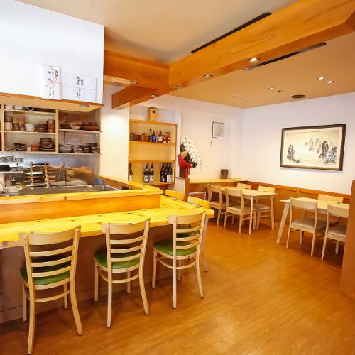 <p>≪店内席情報≫お一人様でのご来店も大歓迎のカウンターは全8席、横並びでグループ様でもご利用いただける4名掛けテーブルは2卓ご用意しております。落ち着いた雰囲気の店内は様々なシーンでご利用可能。ぜひお気軽にご来店ください。</p>