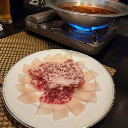 新鮮な鯨肉を使用した料理