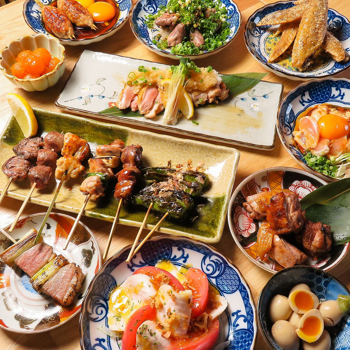 香ばしい香りが食欲をそそる炭火焼き鳥や、国産地鶏を使用した絶品料理をご堪能あれ！