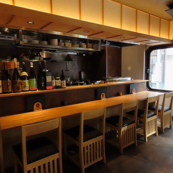 店内は洋楽が流れる、落ち着いた雰囲気が魅力です。お仕事帰りのちょい飲みにも最適なカウンター席を5席ご用意しました。おひとり様でも周りを気にせず、ゆったりとお過ごしいただけます。お好みの焼鳥とお酒を片手に、贅沢なひとときをお楽しみくださいませ！