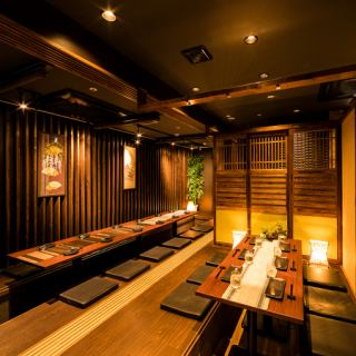新宿店の完全個室席は大人気の為お早めのご予約が必須となっております!その他にも大中小個室完備でお席によって雰囲気が違うので何度来てもお楽しみいただけます!結婚式の二次会や大規模な打ち上げなど、様々なシーンの貸し切りに対応可能な飲み放題やお得なコースもご用意しておりますので、併せて御覧くださいませ♪