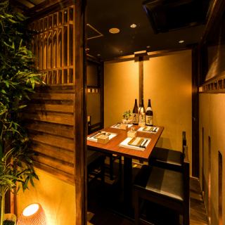 扉付き個室完備!お仕事帰りにも周りを気にせずプライベート空間でお酒を愉しみたいという方にも◎ご人数やご予算幅広く対応致します!お気軽にお電話にてご相談下さい。他のお客様から離れた空間で、周囲を気にせずにゆったりとくつろげます。完全個室ならではのプライバシー感が、食事や会話をより深いものにします。