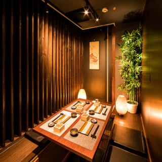 個室で宴会も大歓迎!歓送迎会や女子会、少人数の宴会にもぴったり♪さまざまな席が用意されており、シーンに合わせてご利用いただけます。居心地の良い照明と心地よい音楽が、くつろぎのひとときを演出します。美味しい料理とお酒を囲みながら、楽しい会話や笑顔が広がるテーブルフロアで、特別な時間をお楽しみください♪