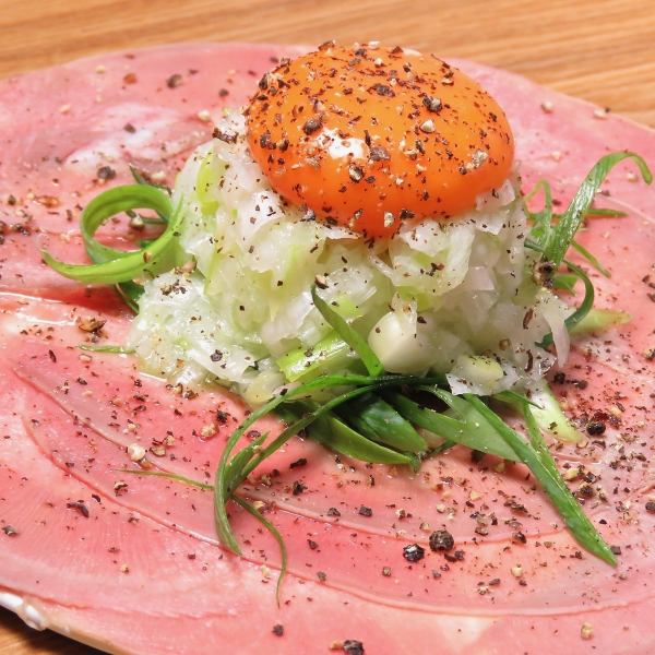 [Green onion tongue yukhoe] Pork tongue cooked at a low temperature is sliced and served with a generous amount of homemade green onion sauce and egg yolk.