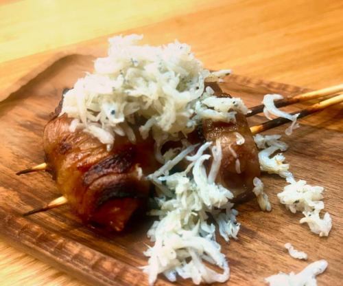 肉巻き"焼きおにぎり"しらすのっけ串

肉巻きで！焼きおにぎりで！しらす！

贅沢づくし✨

◯ スタッフ募集 ◯
新店舗出店に向け、
正社員、アルバイトともに大募集中！
飲食が好き！接客が好き！
中野トングって楽しそう！！！
そんなあなた！私たちと一緒に
お店を盛り上げてくれませんか？！
ご連絡お待ちしております！
　
　
#東京グルメ#グルメ女子#グルメスタグラム#食べスタグラム#食べログ#グルメな人と繋がりたい#グルメ部#グルメ巡り#グルメ好き#中央線グルメ#彩ログ#飯テロ#インスタグルメ#中野#中野区#中野グルメ#中野串焼き#中野女子会#中野居酒屋#中野トング#中野ブロードウェイ#中野串#中野バースデー#中野ビストロ#中野ディナー#中野飲み#中野デート#野菜巻き
　
——————————————————

中野 トング
NAKANO TONG
16:00-23:00（LO 22:30）
中野駅北口 徒歩7分
〒165-0026
東京都中野区新井1-3-3-101
03-5318-9292
ご予約はお電話、食べログ、
ホットペッパーグルメで承っております
★プロフィールからネット予約出来ます

——————————————————