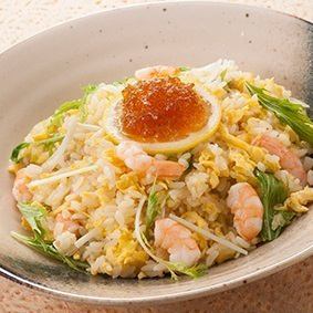 清淡的蝦和水菜炒飯