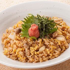 塔拉和shimeji黃油醬油炒飯