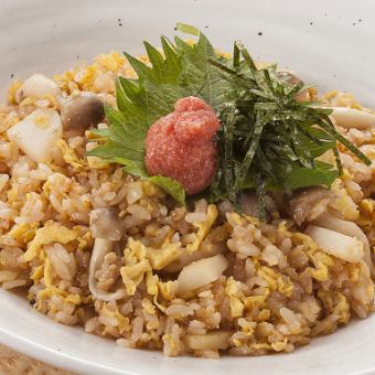 奶油醬油炒飯佐鱈魚子和姬菇